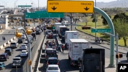 Des voitures et des camions font la queue pour entrer au Mexique depuis les États-Unis à un poste-frontière situé à El Paso, au Texas, le 29 mars 2019.