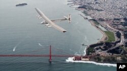 L'avion solaire au dessus du Golden Bridge à San Francisco. 