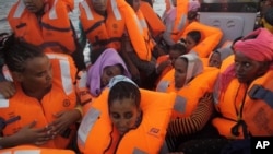 Para perempuan migran yang berusaha menyeberangi Laut Tengah dari kawasan Afrika Utara setelah ditolong oleh sebuah kapal penyelamat (foto: ilustrasi).