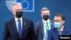 Presiden Lithuania Gitanas Nauseda tiba untuk pertemuan tatap muka kedua di Uni Eropa sejak wabah Covid-19, di Brussel, Belgia 1 Oktober 2020. (Aris Oikonomou / Pool via REUTERS)