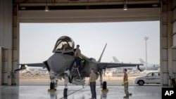 Seorang pilot pesawat tempur F-35 sedang bersiap untuk misi di Pangkalan Udara Al-Dhafra di Uni Emirat Arab, 5 Agustus, 2019. 
