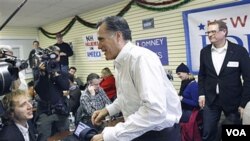 El ganador de la votación del Partido Republicano en Nueva Hampshire, Mitt Romney, durante una visita a la sede de su campaña en Manchester.