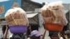 Des vendeuses portent du pain sur la tête dans les rues de Goma, 5 décembre 2011. 