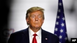 Un juez federal de Estados Unidos en Nueva York bloqueó temporalmente una regla de la administración Trump que negaría la residencia permanente a ciertos aspirantes a inmigrantes que se considere que necesitarán ayuda del gobierno en el futuro.