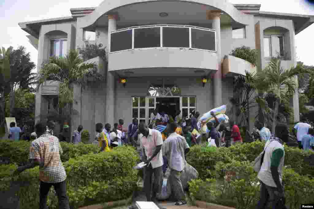 La population a pillé vendredi 31 ocotbre la villa du frère de l’ex-président Blaise Compaoré qui a quitté le pouvoir vendredi 21 octobre après une vague des manifestations populaires. Le pays est actuellement sous le règne du colonel Yacouba Isaac Zida qui a été désigné samedi 1er novembre 2014 à la tête du pays après que le chef de l’armée s’est auto-proclamé la veille président de la transition. 