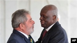 Presidente angolano José Eduardo dos Santos num caloroso abraço ao seu então homólogo Lula da Silva