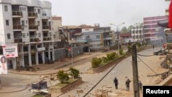 Des soldats patrouillent dans les rues de Bamenda, Cameruon,le 8 décembre 2016.