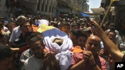 Le corps de Saed Al Majdalawi, 21 ans, transporté par des Palestiniens à Gaza. Il a été tué par balle. (17 août 2011)