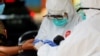 Petugas kesehatan yang mengenakan alat pelindung mengambil sampel darah untuk menguji seorang pria terhadap virus corona (COVID-19) di Bogor, Jawa Barat, 7 April 2020. (Foto: Reuters/Willy Kurniawan)