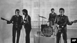 Kelompok The Beatles, dari kiri ke kanan: Paul McCartney, George Harrison, Ringo Starr, dan John Lennon.