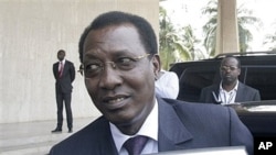 Le président Idriss Déby Itno, à l'aéroport d'Abidjan le 21 février 2011.