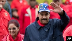 Le Président vénézuélien Nicolas Maduro et son epouse Cilia Flores, le dimanche 1er mai 2016, le jour de la fête du travail, à Caracas, la capitale du Venezuela. (AP Photo/Ariana Cubillos)