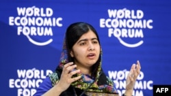 Le prix nobel de la Paix Malala Yousafzai lors de son discours au Forum économique mondial à Davos, le 25 janvier 2018.