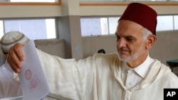 Rabat, Octobre 2016 - Un homme votant lors des élections parlementaires.