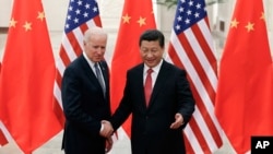 资料照：中国国家主席习近平与时任美国副总统的拜登在北京会面。(2013年12月4日)