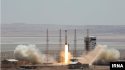 Foto ini, dirilis website Kementerian Pertahanan Iran pada 27 Juli, mengklaim peluncuran roket Simorgh di lokasi yang tidak disebutkan di Iran.