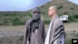 Qatar memperpanjang larangan perjalanan untuk lima pria Taliban yang dibebaskan tahun lalu, dalam program pertukarandengan tentara AS yang ditangkap, Sersan Bowe Bergdahl (kanan) (Foto: dok/video grab Voice of Jihad).