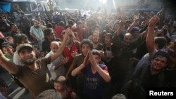 Rebelles syriens et combattants du Front Fateh al-Cham criant victoire, après avoir brisé le siège de leurs quartiers, Alep, Syrie, le 6 août 2016. (REUTERS/Abdalrhman Ismail )