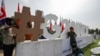 Para pekerja bekerja di dekat tempat pertemuan Menteri Keuangan dan Gubernur Bank Sentral G20 di Gandhinagar di Gujarat, India 13 Juli 2023. (Foto: REUTERS/Amit Dave)