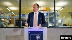 Menteri Kesehatan Inggris Matt Hancock memberi kata sambutan dalam program vaksinasi COVID-19 di Oxford, Inggris, 2 Juni 2021. (Foto: Jacob King/Pool via Reuters)