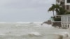 Un barco amarrado mientras el huracán Beryl pasa por Oistins, Barbados, el 1 de julio de 2024.