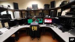 Seorang karyawan FBI bekerja di laboratorium forensik komputer di kantor FBI di New Orleans. (Foto: AP)