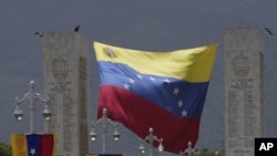 Una bandera venezolana en El Paseo de los Próceres antes del inicio de un desfile militar el Día de la Independencia en Caracas, Venezuela, el miércoles 5 de julio de 2023. Venezuela celebra 212 años de su declaración de la independencia de España. (Foto AP/Matías Delacroix)