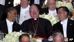 Presiden Obama (kiri) dan Kandidat Presiden Partai Republik, Mitt Romney (kanan) tertawa bersama Kardinal Timothy Dolan (tengah) dalam acara jamuan makan malam dan penggalangan dana Alfred.Smith di New York (18/10).