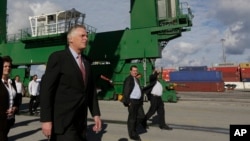 El gobernador de Virginia, Terry McAuliffe, junto a miembros de su delegación visitó el puerto del Mariel, cerca de La Habana, Cuba, el martes, 5 de enero de 2016.
