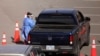 Vehículos hacen fila en el sitio de pruebas de la enfermedad por coronavirus de la Universidad de Texas-El Paso (UTEP) en El Paso, Texas, EE. UU.