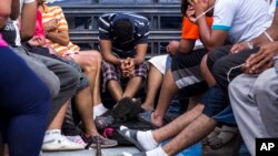 Se confiscaron armas, dinero, armas y vehículos en casas, restaurantes, bares, moteles, talleres mecánicos y en un estacionamiento de un concesionario de vehículos.