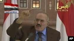 Le président Saleh prononçant son discours télévisé