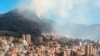 El humo se eleva desde un incendio forestal en una colina en Bogotá, Colombia, el 24 de enero de 2024, en esta captura de pantalla obtenida de un video de las redes sociales.