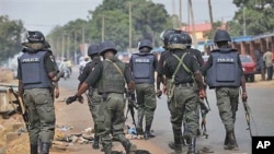 Yan sanda na kaiwa da komowa a wajen wata kotun shari'a inda ake shari'ar wadanda ake zargi nada hannu wajen shirya tarzoma kafin a fara sauraren shari'arsu a Kaduna, Nigeria.