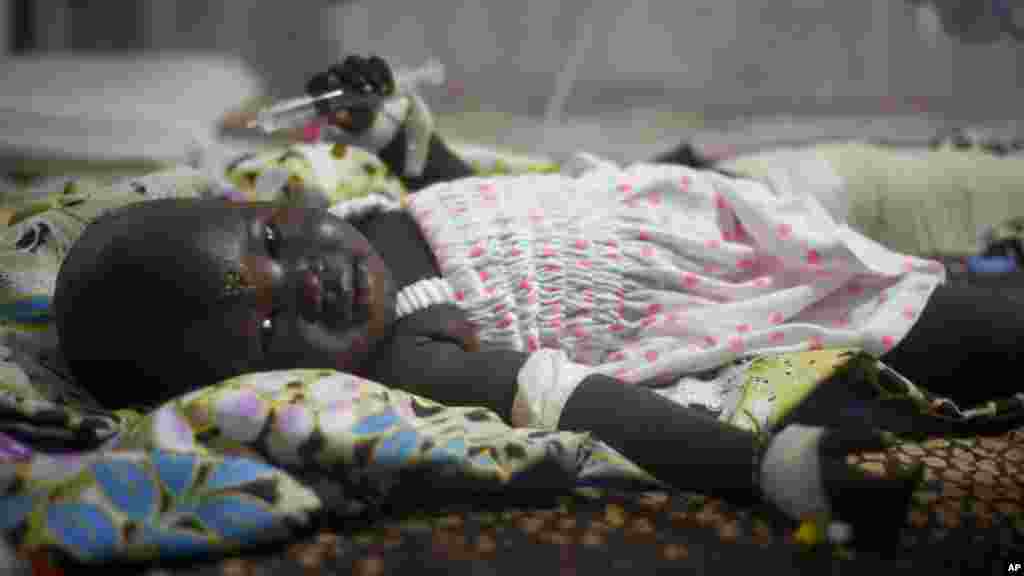Une fillette de 13 mois, Nyalou Thong, rescapée du crash d’un Antonov, est soignée dans un hôpital à Juba Soudan du Sud, 5 novembre 2015. (AP Photo/Jason Patinkin) 