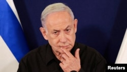 Perdana Menteri Israel Benjamin Netanyahu berbicara saat konferensi pers dengan Menteri Pertahanan Yoav Gallant dan Menteri Kabinet Benny Gantz di pangkalan militer Kirya di Tel Aviv, Israel, 28 Oktober 2023. (Foto: via Reuters)