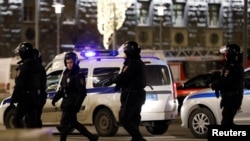 Para petugas kepolisian tampak dekat gedung Badan Keamanan Federal Rusia (FSB) setelah penembakan, di Moskow, Rusia, 19 Desember 2019. (Foto: Reuters)