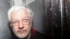 Pendiri WikiLeaks Julian Assange meninggalkan Pengadilan Magistrat Westminster di London, Inggris, 13 Januari 2020. (REUTERS/Simon Dawson)