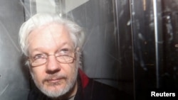 Pendiri WikiLeaks Julian Assange meninggalkan Pengadilan Magistrat Westminster di London, Inggris, 13 Januari 2020. (REUTERS/Simon Dawson)