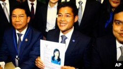 Pemimpin partai Thai Raksa Chart, Preecha Pholphongpanich (tengah) memegang dokumen bergambar Puteri Ubolratana di kantor Komisi Pemilu Thailand di Bangkok, 8 Februari 2019. (Foto: dok).