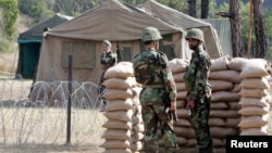 Dua tentara Pakistan berjaga di perbatasan Tatapani, Kashmir, sementara tentara India tampak di seberang perbatasan (foto; dok). 