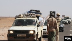Pasukan pemberontak Libya memeriksa kendaraan-kendaraan yang berasal dari kota Sire, basis pendukung Gaddafi (28/8).
