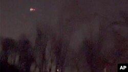 FILE - Dalam gambar yang diambil dari video yang disediakan oleh MartyA45_, beberapa drone tampak terbang di atas Randolph, N.J., pada hari Rabu, 4 Desember 2024. (MartyA45_ /TMX via AP, File)