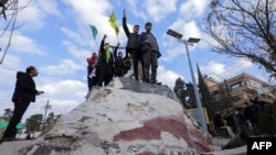 ဆီးရီးယားမြို့တော် ဒမတ်စကတ်ကို လက်နက်ကိုင်အဖွဲ့တွေသိမ်းပိုက်ပြီးနောက် အောင်ပွဲခံနေတဲ့ ဆီးရီးယားဒေသခံ ကာဒ်လူမျိုးများ (ဒီဇင်ဘာ ၈၊ ၂၀၂၄)