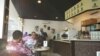 Un café indonésien emploie des personnes sourdes