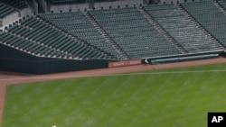 Pemain right field Baltimore Orioles Delmon Young menangkap bola dari Avisail Garcia, pemain Chicago White Sox pada inning kedua pertandingan baseball antara kedua tim, Rabu (29/4).