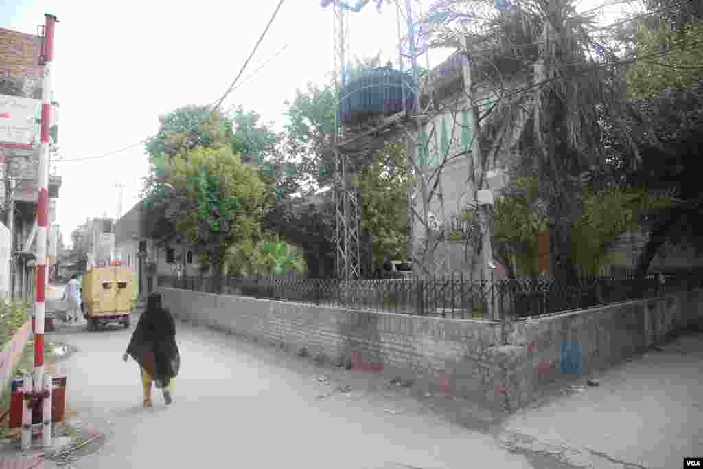 کہتے ہیں کہ شرف النسا بیگم نماز اور قرآن کی تلاوت کے لیے یہاں تشریف لاتیں اور پردے کا خاص خیال رکھتے ہوئے اُنہوں نے یہ 22 فٹ بلند مقبرہ اپنی زندگی میں ہی تعمیر کروایا تھا جہاں سیڑھیاں رکھ کر ہی جایا جا سکتا تھا۔