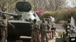 Tentara Mali siaga di ibukota Bamako (foto: dok). Tentara Mali menewaskan 16 orang ulama yang menolak berhenti di pos pemeriksaan hari Minggu (9/9). 