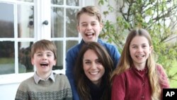 Esta imagen sin fecha publicada el 10 de marzo de 2024 por el Palacio de Kensington muestra a Catalina, la princesa de Gales, con sus hijos: el príncipe Luis, a la izquierda, el príncipe Jorge y la princesa Carlota, tomada en Windsor, por el príncipe Guillermo esa semana. 