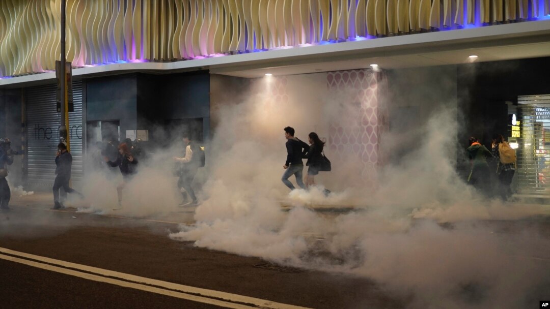 香港民眾在聖誕平安夜逃避港警向示威者發射的催淚彈。 （2019年12月24日）